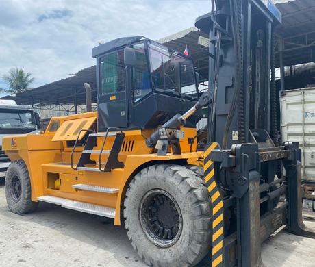 adult repairman holding screwdriver and using digital tablet while repairing washing machine in